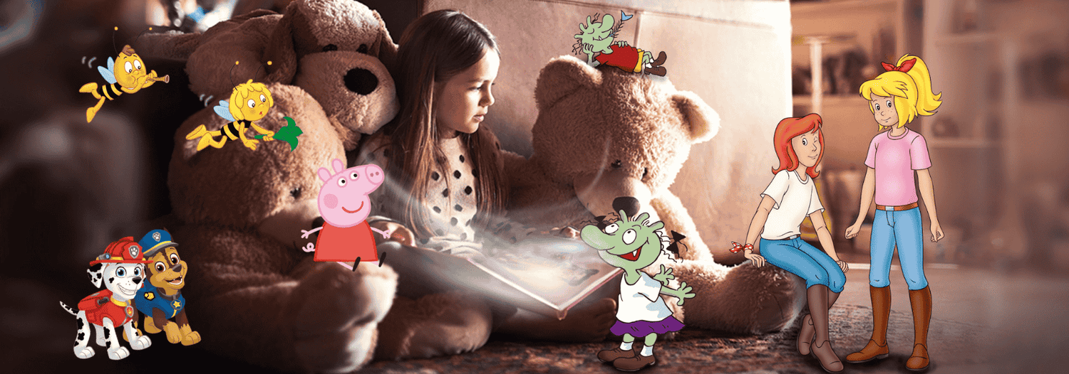 Ein MĂ€dchen sitzt mit geöffnetem Buch im SchoĂ vor einem groĂen TeddybĂ€r. Drumherum sieht man bekannte Kinderhelden wie Bibi & Tina, Peppa Wutz, die Olchis, Biene Maja und die Paw Patrol