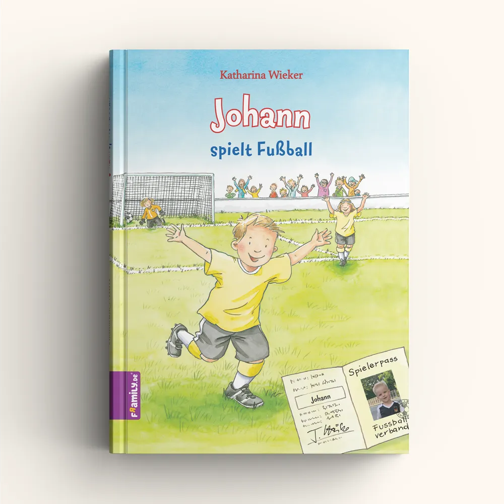 Illustriertes Kinderbuchcover "Johann spielt Fußball" mit einem Jungen in einem gelben Trikot, der auf einem Fußballplatz mit anderen Kindern feiert. Eine Geschichte über Teamwork und die Leidenschaft für Fußball.