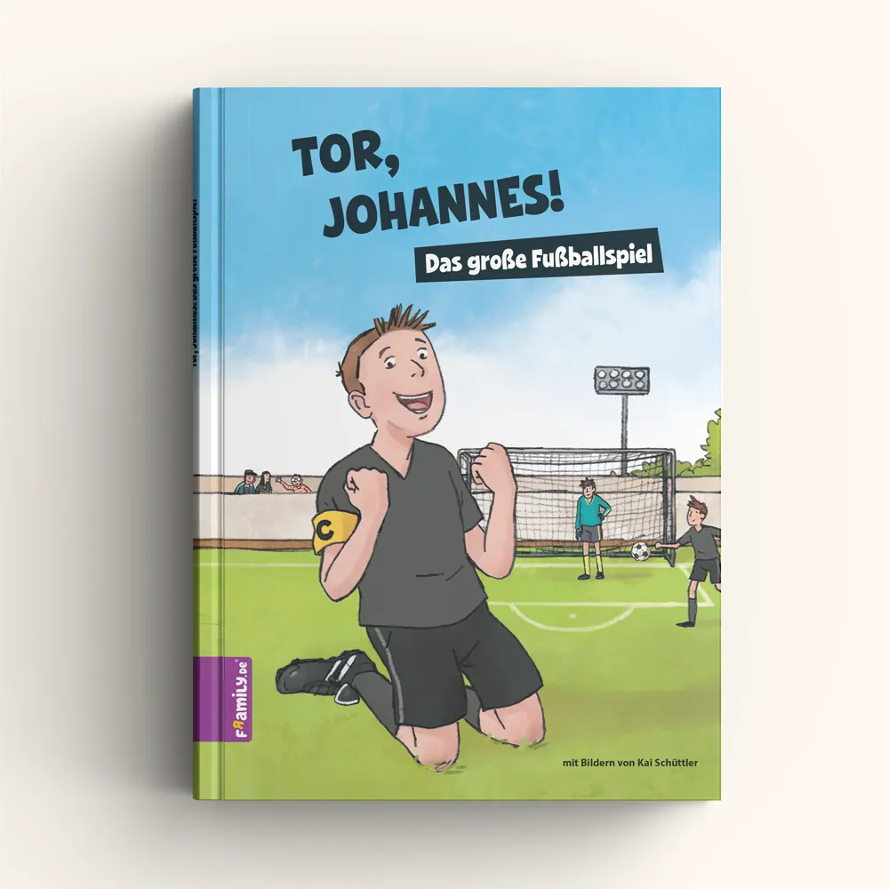 Buchcover "Tor, Johannes! Das große Fussballspiel" mit einem lächelnden Jungen in einem schwarzen Fußballtrikot, der auf dem Spielfeld kniet und feiert.