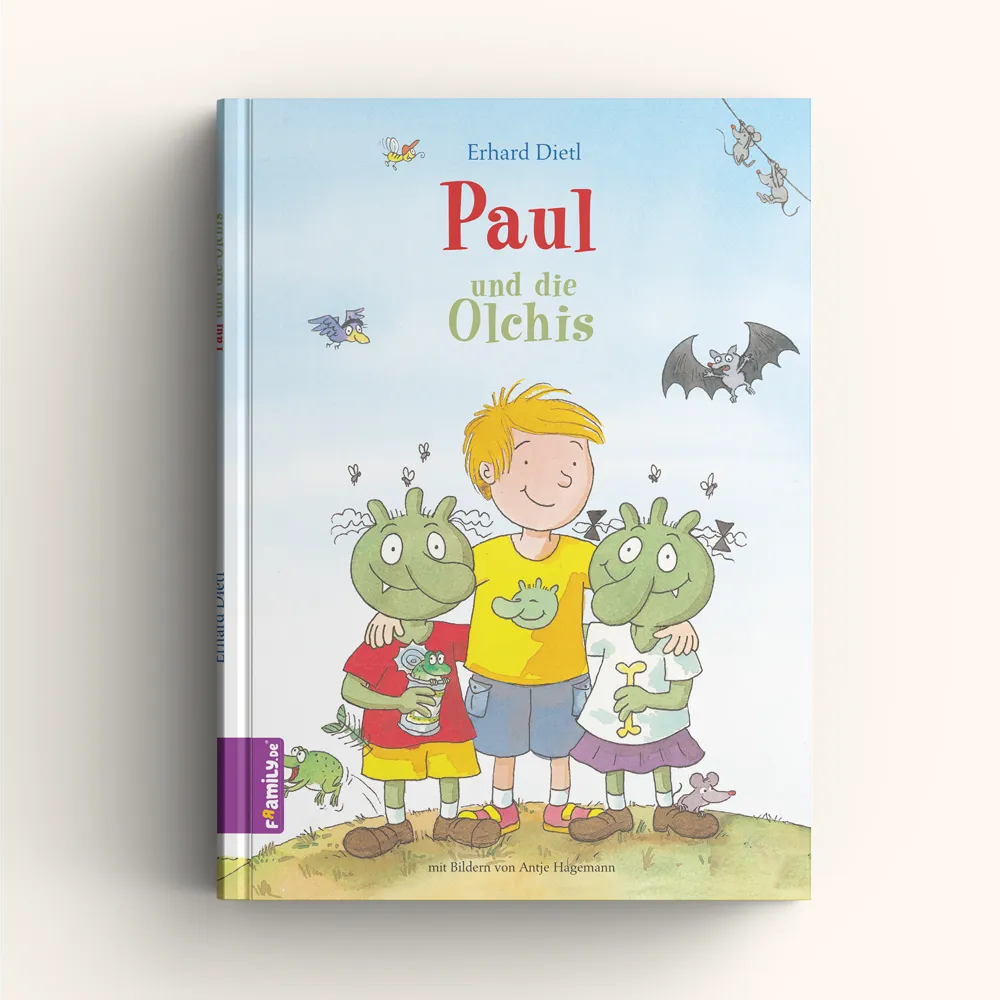 Das Cover "Paul und die Olchis" von Framily zeigt einen lächelnden Jungen mit zwei freundlichen, grünen Olchis, während im Hintergrund verspielte Fledermäuse und ein Vogel über Müllhaufen fliegen.