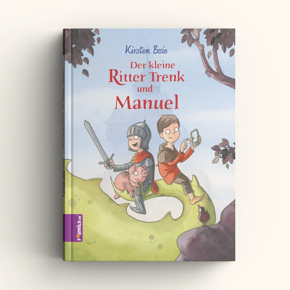 Illustriertes Cover von "Der kleine Ritter Trenk und du" von Framily: Ritter Trenk mit einem Schwein im Arm und ein Junge mit einem Smartphone stehen Rücken an Rücken auf einem Drachenschwanz - ein personalisiertes Abenteuer.