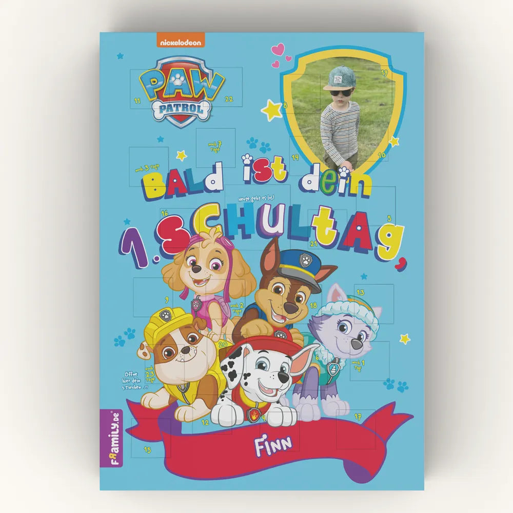 Der Framily PAW Patrol Countdown-Schulstart-Kalender zeigt Skye, Chase, Rubble, Marshall und Everest mit einem Kinderfoto. Ideal als Countdown für den Schulstart: "Bald ist dein 1. Schultag, Finn".