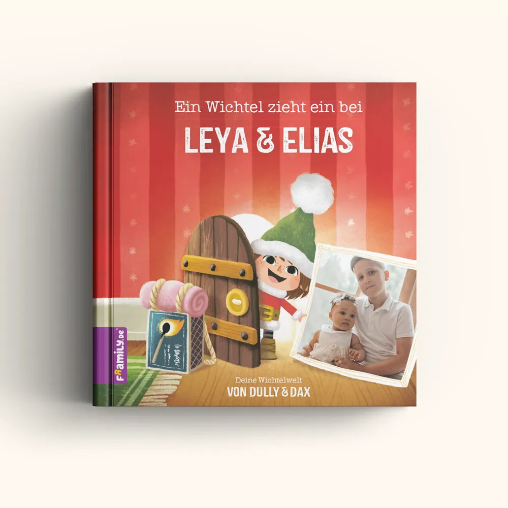 Das Wichtel-Foto-Buch von Framily zeigt auf dem Cover einen fröhlichen Wichtel mit grüner Mütze, der durch eine runde Tür lugt, daneben ein Foto von zwei Kindern und den Titel "Ein Wichtel zieht ein bei Leya & Elias" - ein perfektes Weihnachtsgeschenk!