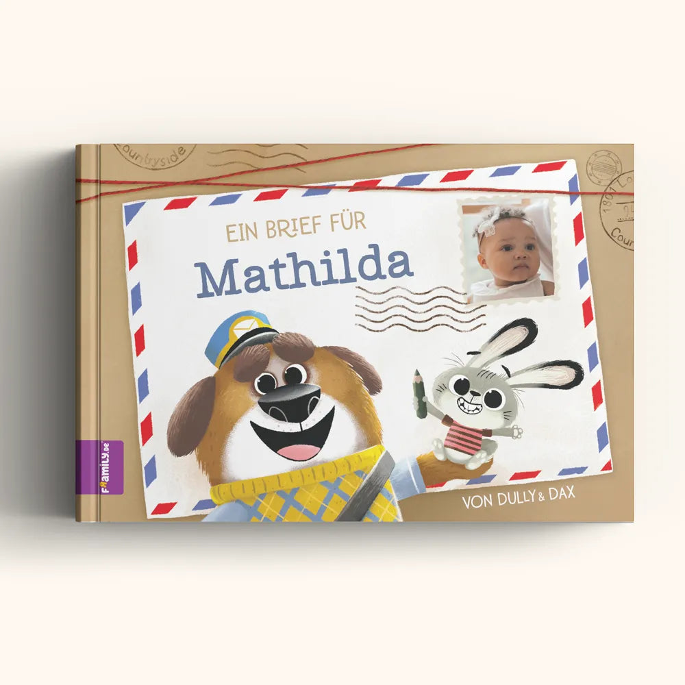 Das Cover von Framily's "Ein Brief für dich" zeigt einen Hund als Briefträger, einen lachenden Hasen und ein Babyfoto oben rechts - für ein einzigartiges Bucherlebnis mit persönlichem Brief.