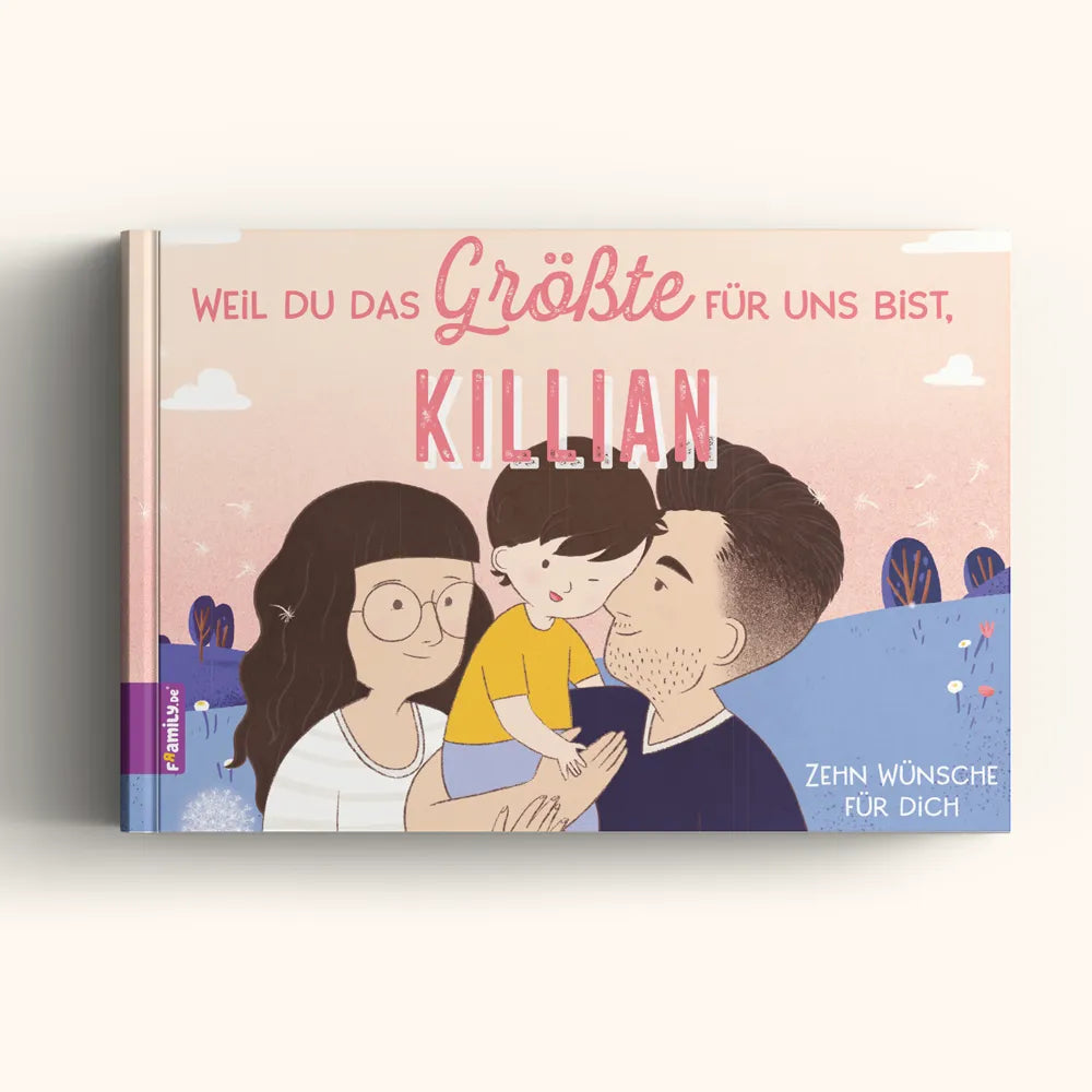 Das Framily-Buchcover "Weil du das Größte für uns bist, Killian" zeigt eine liebevolle Illustrationen von Eltern mit Kind, einen rosa Hintergrund mit Bäumen und Vögeln sowie den Untertitel "Zehn Wünsche für dich".
