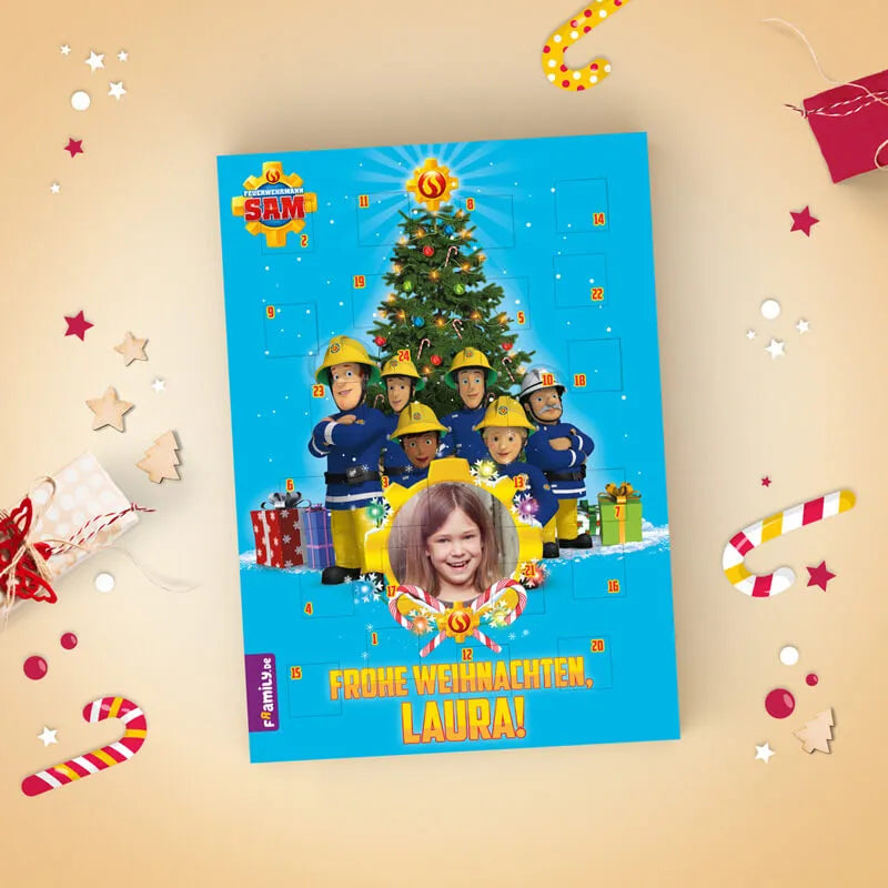 Der Framily Feuerwehrmann Sam Adventskalender zeigt animierte Feuerwehrmänner an einem Weihnachtsbaum auf einem leuchtend blauen Cover. "Frohe Weihnachten, Laura!" und ein Kinderfoto erscheinen zwischen festlichen Illustrationen rund um den Kalender.