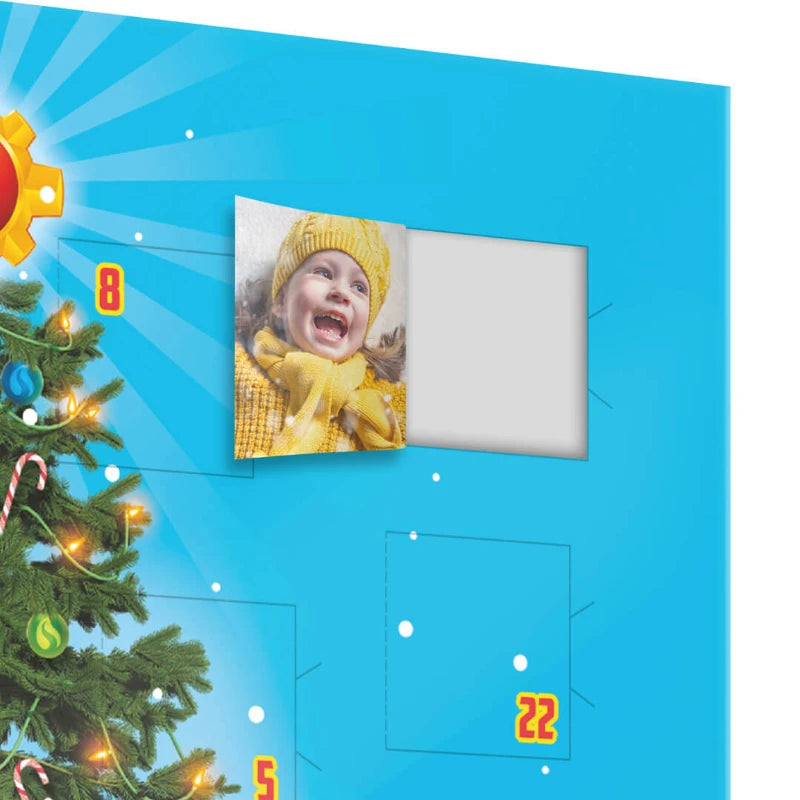 Der Feuerwehrmann Sam Adventskalender von Framily ist blau mit einem Weihnachtsbaum und nummerierten Türen; Tür 8 ist geöffnet und zeigt ein Foto eines lächelnden Kindes mit gelber Mütze und Schal.