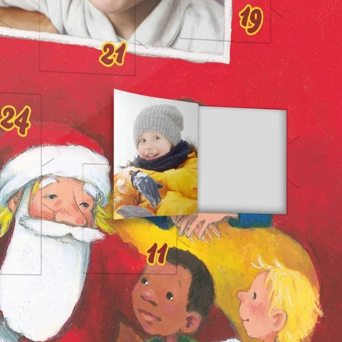 Die Nahaufnahme eines geöffneten Framily Adventskalender-Türchens mit personalisiertem Foto eines lächelnden Kindes auf der Innenseite der Tür.