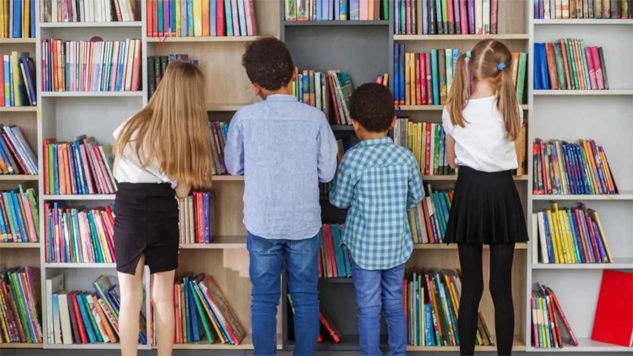 Kinder stöbern in Bücherregal