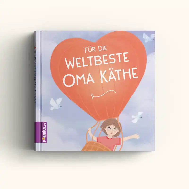 Das Cover "Für die weltbeste Oma" von Framily eine Großmutter, die von einem roten Heißluftballon in Herzform und weißen Tauben am blauen Himmel winkt - ein einzigartiges Geschenk für Oma.
