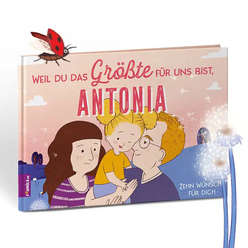 Das Framily-Buch "Weil du das Größte für mich bist" hat ein liebevoll illustriertes Cover, das eine Frau, einen Mann und ein Kind zeigt, die sich zwischen Marienkäfern und Löwenzahn umarmen.