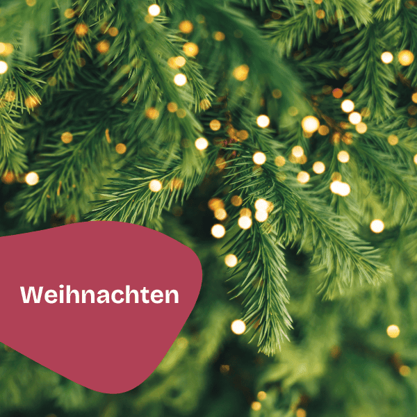 Nahaufnahme eines geschmückten Weihnachtsbaums mit goldenen Lichtern. Eine rote Form auf der linken Seite zeigt das Wort "Weihnachten" und verleiht der Szene einen festlichen Touch.