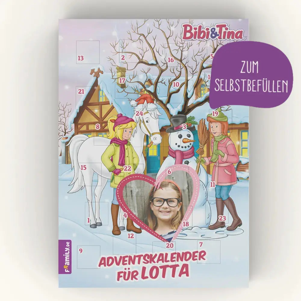 Der personalisierte Adventskalender zum Selbstfüllen zeigt Bibi und Tina vor dem verschneiten Reiterhof mit Pferd und Schneemann. Im Vordergrund ist das Foto eines Mädchens zu sehen und der Titel "Adventskalender für Lotta".