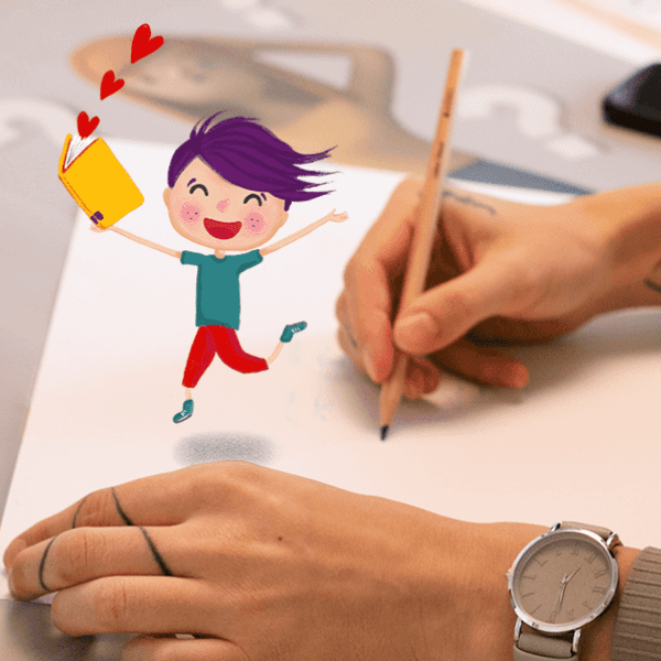 Eine Person zeichnet auf weißem Papier, während sie eine Uhr trägt. Neben der zeichnenden Hand lächelt ein digital hinzugefügtes, fröhliches Kind mit lila Haaren und hält ein gelbes, mit roten Herzen verziertes Buch darüber.
