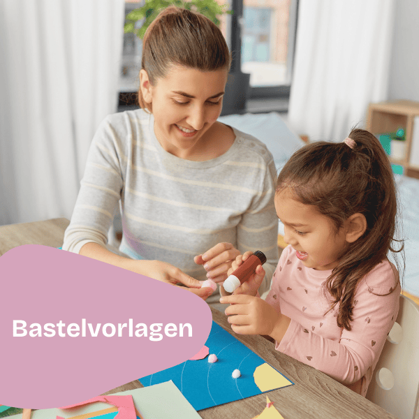 Eine Frau und ein junges Mädchen sitzen an einem Tisch und basteln mit buntem Papier und Klebstoff, beide lächeln. Das Wort Bastelvorlagen erscheint in rosafarbener Form auf der linken Seite des Bildes und unterstreicht ihre kreative Tätigkeit.