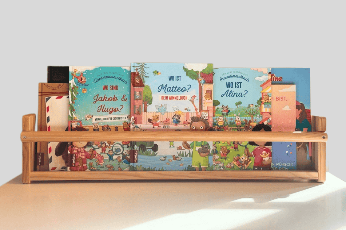 Bücherregal mit verschiedenen personalisierten Kinderbüchern