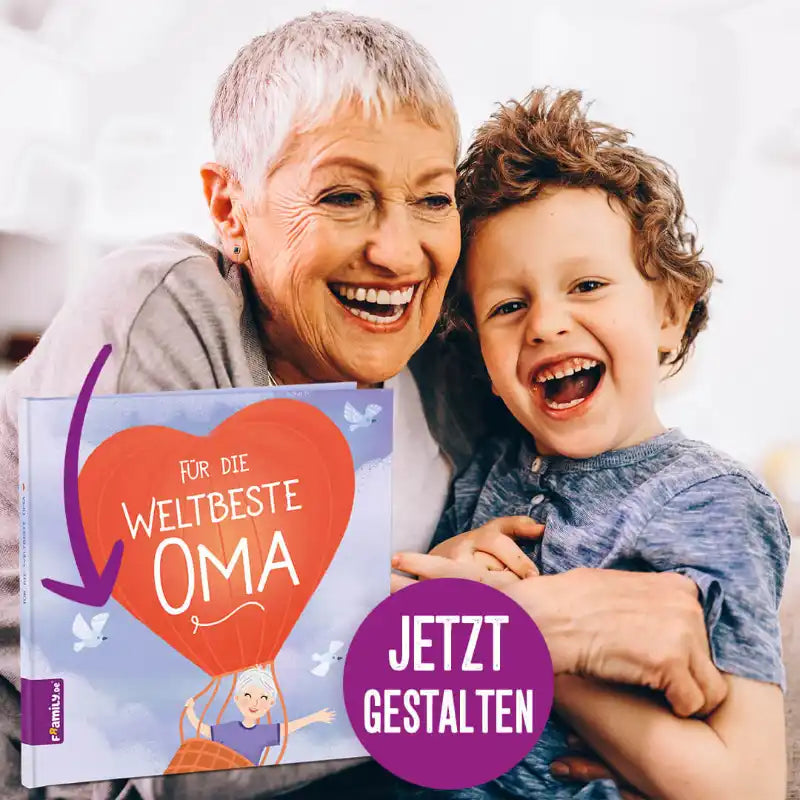 Eine ältere Frau mit kurzen grauen Haaren umarmt einen lächelnden Jungen. Im Vordergrund steht Framily's personalisiertes Geschenkbuch "Für die weltbeste Oma".