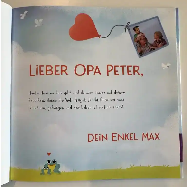 Personalisierte Widmung mit persönlichem Foto aus dem Buch "Für den weltbesten Opa". Der Widmungstext wird vor einem blauen Himmel dargestellt.