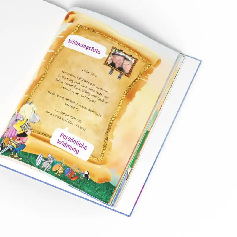 Aufgeschlagenes Kinderbuch von Framily mit dem Titel "Der kleine König und du" mit einer farbig illustrierten Seite, einem Rollhintergrund, einem kleinen Foto von zwei Personen oben und einem Text mit Abenteuer mit Freunden und dem kleinen König unten links.