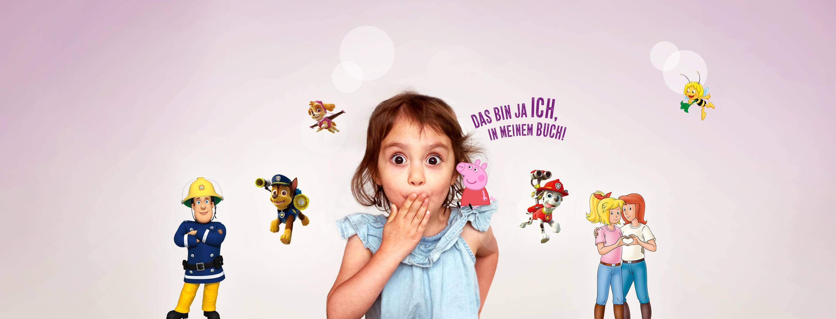 Ein überraschtes Mädchen in einem hellblauen Kleid steht vor einem rosafarbenen Hintergrund, umgeben von Lieblingsfiguren wie Feuerwehrmann Sam, PAW Patrol, Peppa Pig und vielen anderen. Der deutsche Text lautet: "Das bin ja ich, in meinem Buch!".