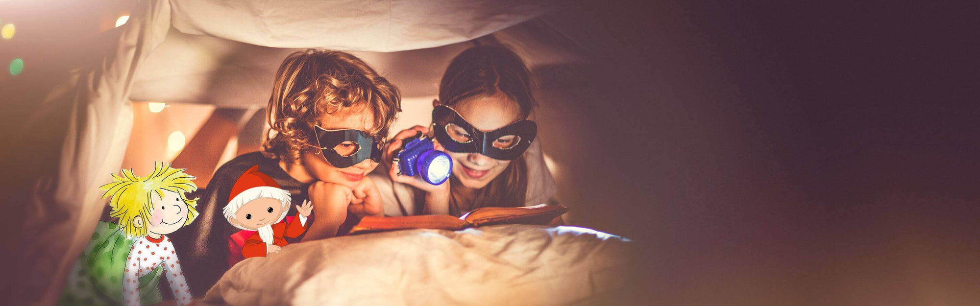 Zwei Kinder mit schwarzen Masken lesen ein Buch mit einer Taschenlampe in einer gemütlichen Deckenfestung, während zwei verspielte Figuren, eine mit grünen und eine mit roten Haaren, in der Nähe sitzen. Die warme, weiche Beleuchtung schafft eine magische Atmosphäre.