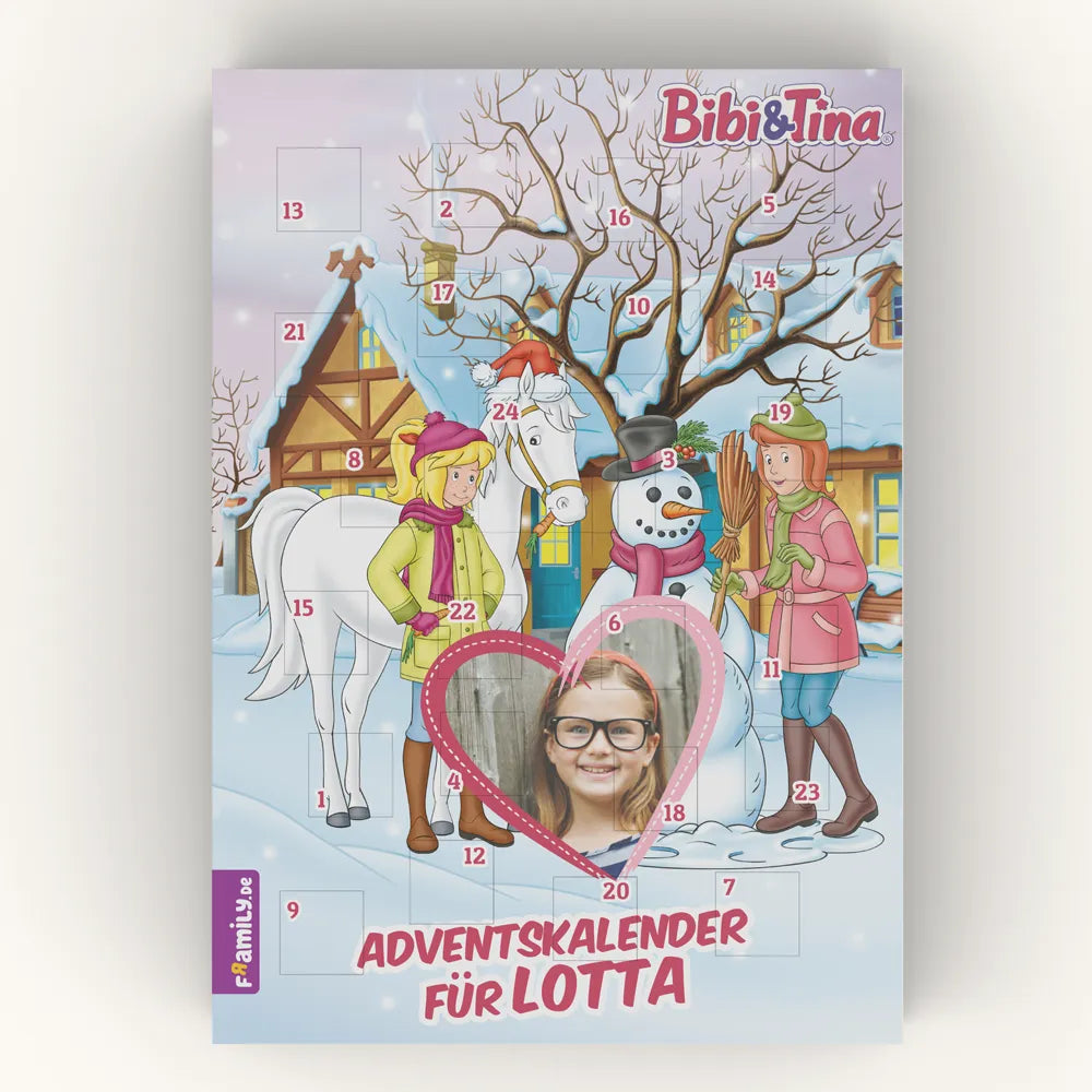 Der personalisierte Adventskalender zeigt Bibi und Tina vor dem verschneiten Reiterhof mit Pferd und Schneemann. Im Vordergrund ist das Foto eines Mädchens zu sehen und der Titel "Adventskalender für Lotta".