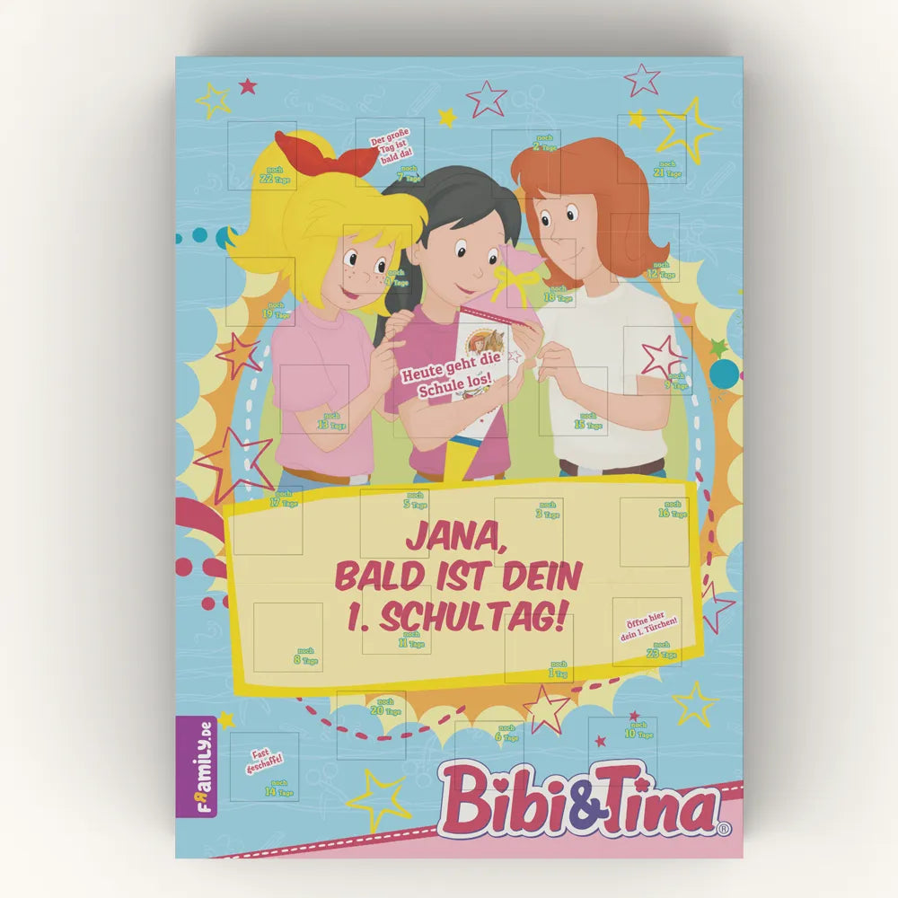 Der Bibi & Tina Countdown-Schulstart-Kalender zeigt Bibi und Tina mit einem personalisierten Mädchen. Davor ist ein Schild mit der Aufschrift: "Jana, bald ist dein 1. Schultag!". 