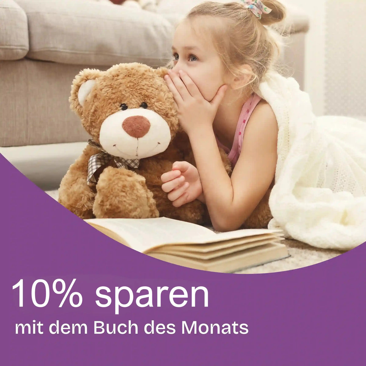 Mädchen flüstert Teddybär ins Ohr: 10% sparen mit dem Buch des Monats