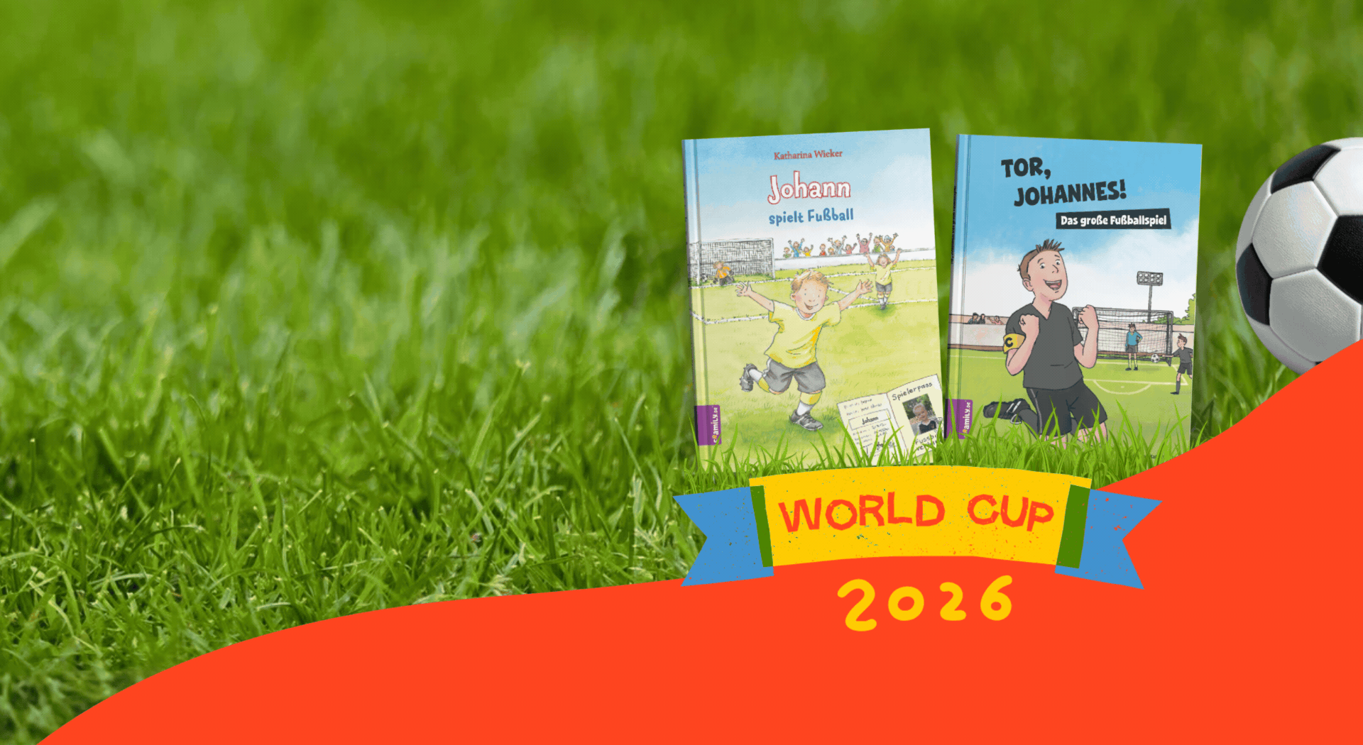 Personalisierte Fußballbücher von Framily im Juni rabattiert für nur 34,99 EUR. Passend zur WM 2026. Das Bild zeigt die beiden Cover der Fußballbücher und einen Fußball, der durch das Bild hüpft.