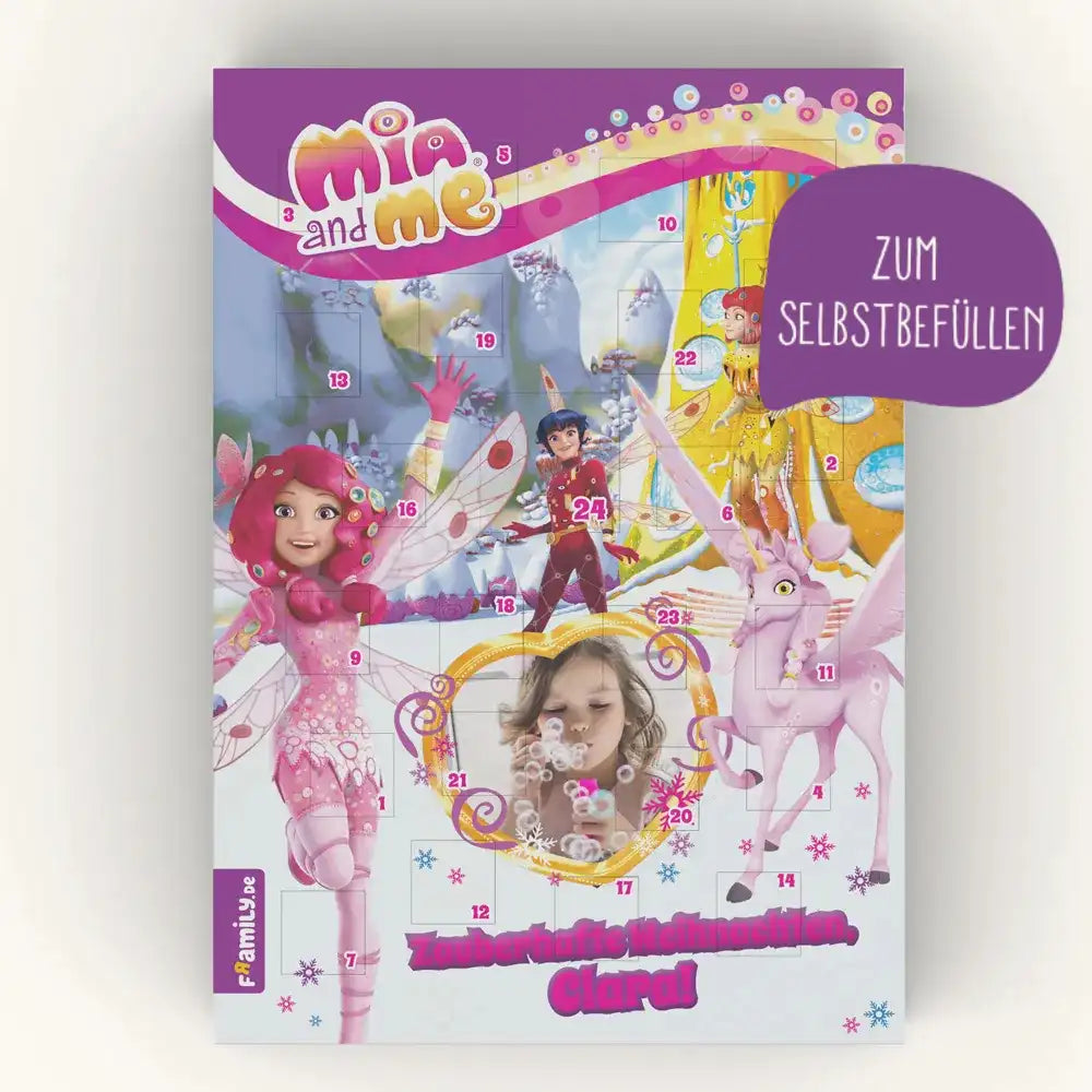 Der Framily Mia and me Adventskalender zum selbstbefüllen zeigt Mia sowie weitere Feen, einen Pegasus und ein Mädchen. Text: "Zauberhafte Weihnachten, Clara!". Personalisiere deinen Kalender.