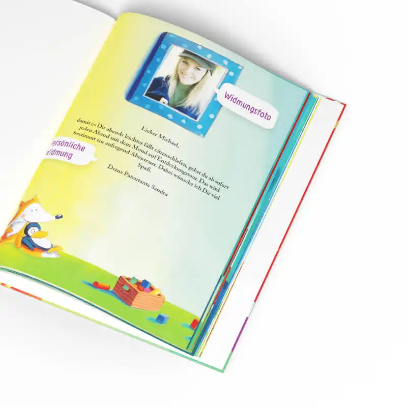 Deine Gute-Nacht-Geschichte" von Framily ist ein offenes, lebendiges Kinderbuch mit verspielten Fuchs- und Blockillustrationen, einem lächelnden Mädchenfoto und einer deutschen Gute-Nacht-Botschaft - eine perfekte persönliche Geschichte für die Gute-Nacht-Lektüre.