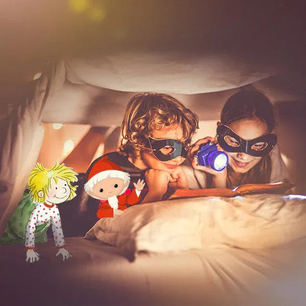 Zwei Kinder mit Superhelden-Brillen lesen mit Taschenlampe unter der Bettdecke mit Sandmännchen und Conni