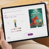 Tablet mit Blick auf den Konfigurator, um verschiedene Kinder im Buch Wie dein Kind Frau Mut fand zu personalisieren 