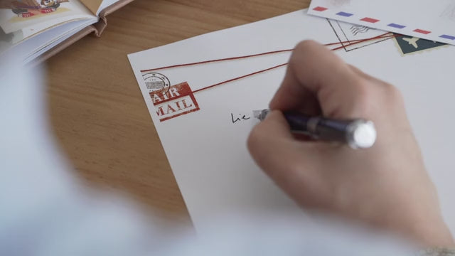 Video über das Buch "Ein Brief für dich". Eine Mama schreibt einen Brief und versteckt ihn hinten im Buch. Ein Mädchen schaut sich das personalisierte Buch zusammen mit seiner Mutter an und freut sich über die einzigartigen Personalisierungen. Am Ende entdeckt es den Brief.