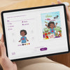  Tablet mit Blick auf den Konfigurator, um verschiedene Kinder im Buch Die Olchis und [Name deines Kindes] in der Schule zu personalisieren